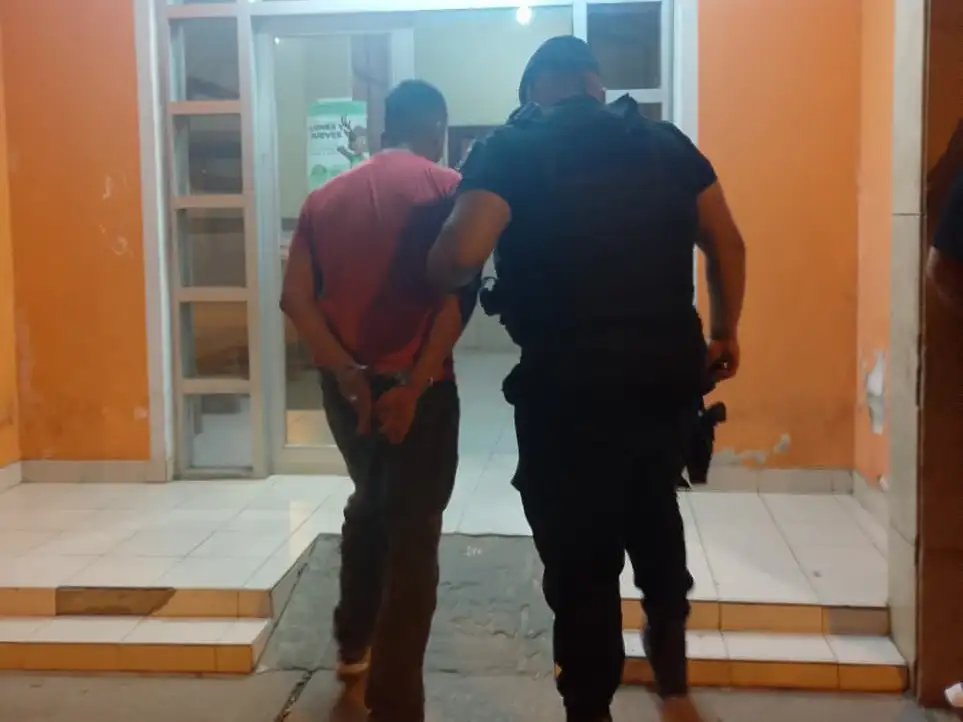 El hombre fue trasladado a sede de la Comisaría 2°.
