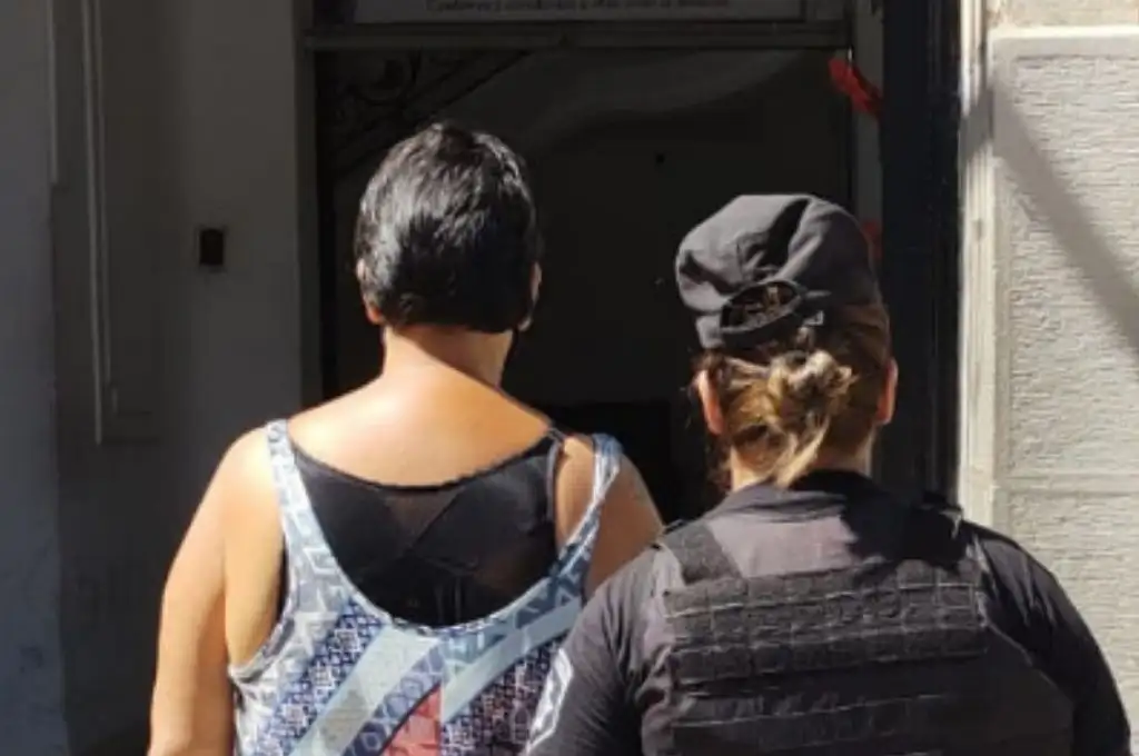 Detienen a “mechera” en pleno centro con más de 25 elementos robados