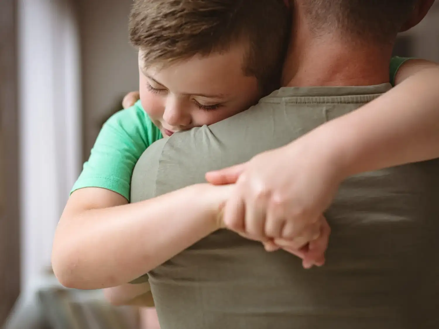 La legisladora acompañó la presentación con testimonios de padres que llevan largos períodos alejados de sus hijos por procesos judiciales sin resolución.