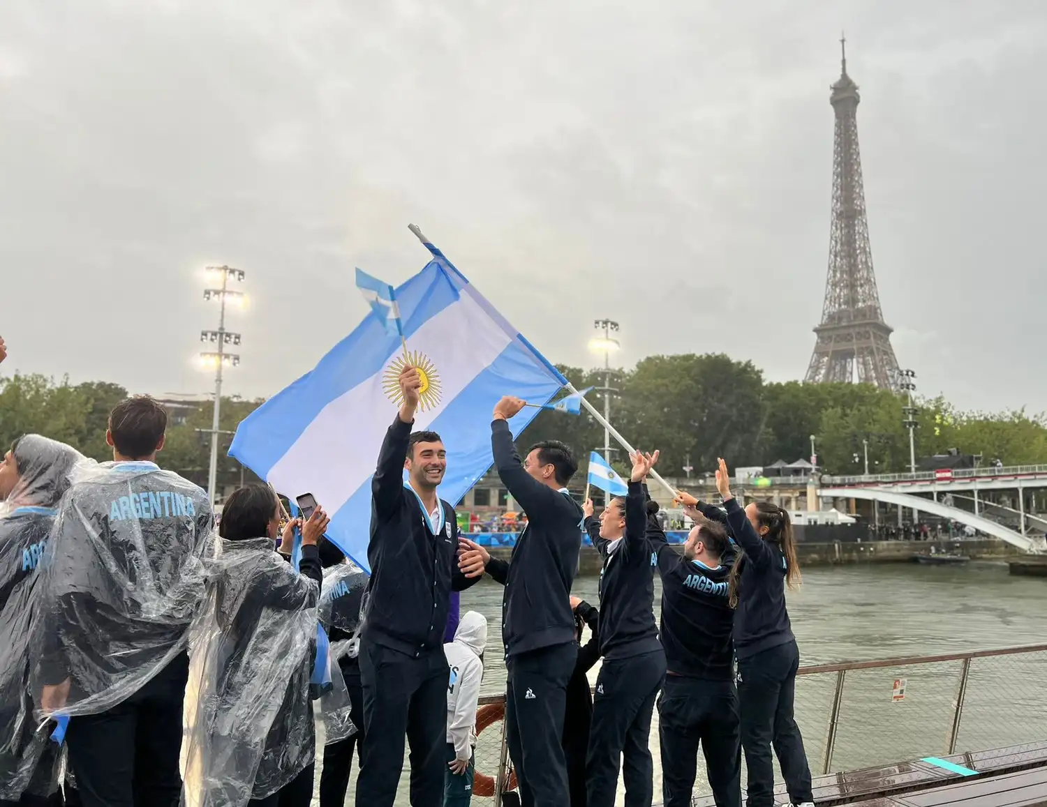 Con el típico color y alegría que tienen los representantes nacionales y cantando “vamos vamos, Argentina”.