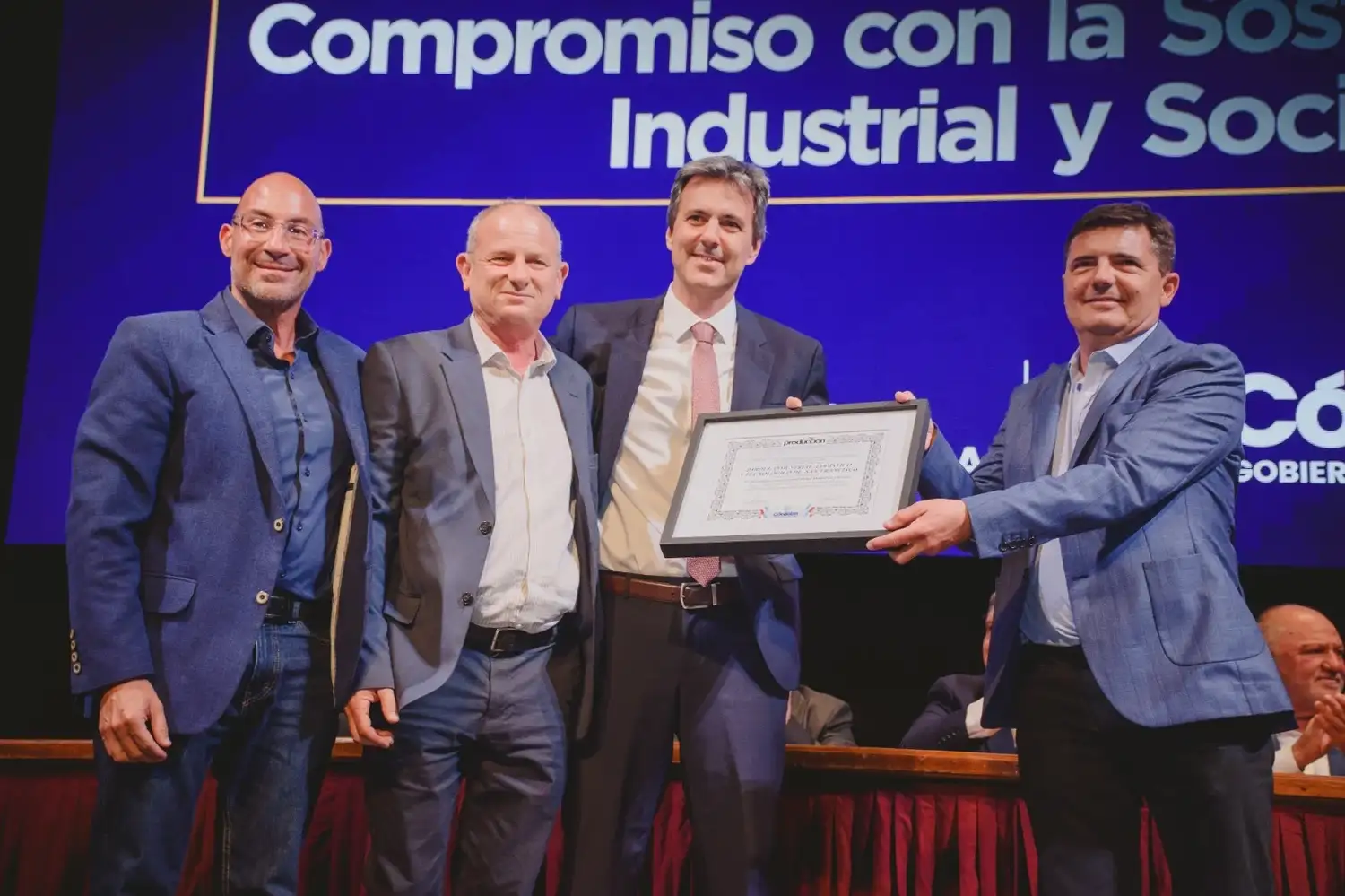 Las autoridades del polo fabril recibieron la distinción en Córdoba.