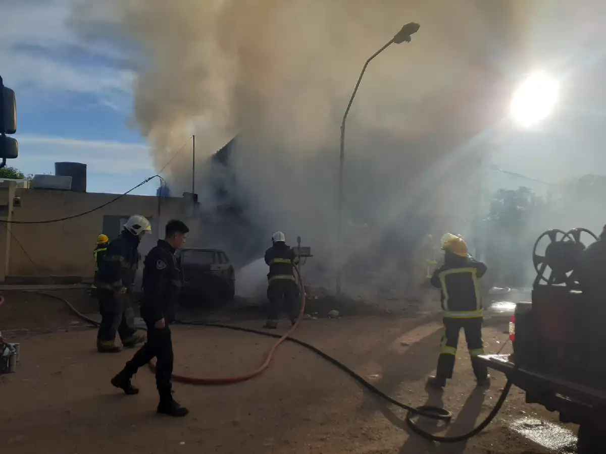 Impactante incendio en fábrica de sommiers en Frontera