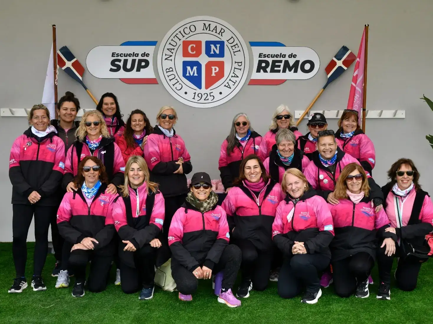 Las integrantes de Rosas del Mar participaron de una jornada de encuentro y concientización en el Club Náutico Mar del Plata, junto a autoridades y deportistas de la institución.