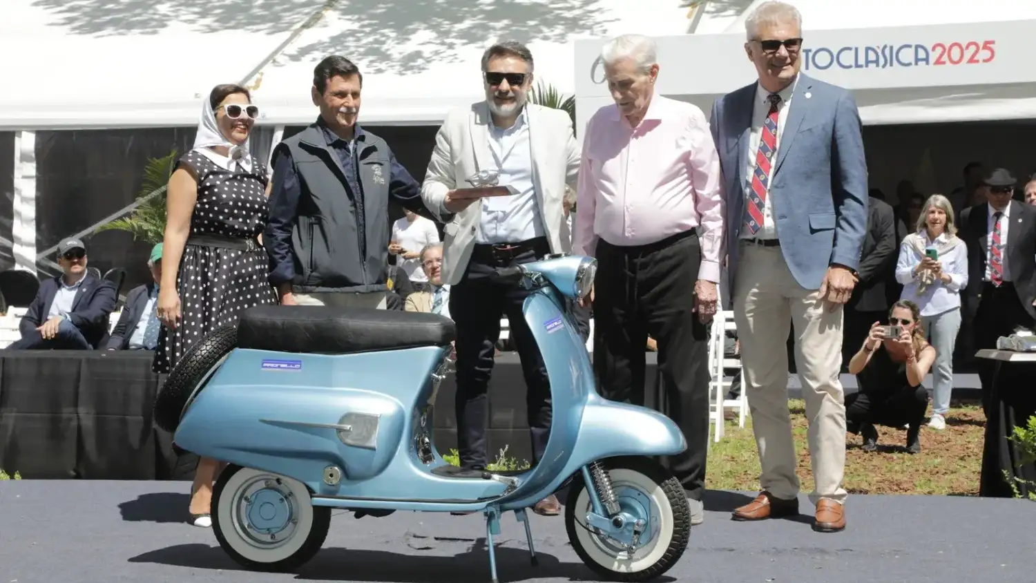 Alejandra Antonietta, Raúl Giaccardi y Alberto Barrios durante la premiación en Autoclásica 2025.