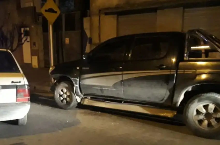 Conducía ebrio, quiso doblar en una esquina y chocó