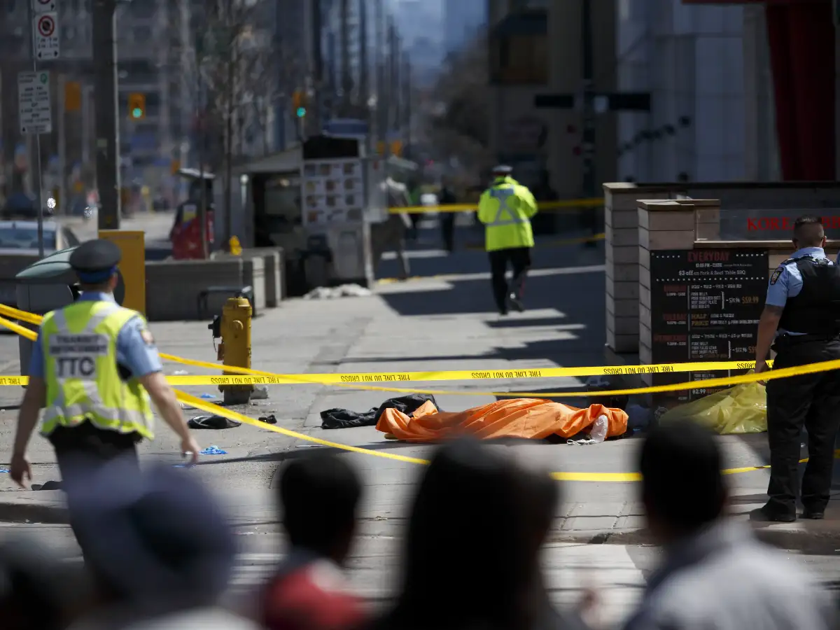 Diez muertos y 15 heridos tras atropello masivo en Toronto