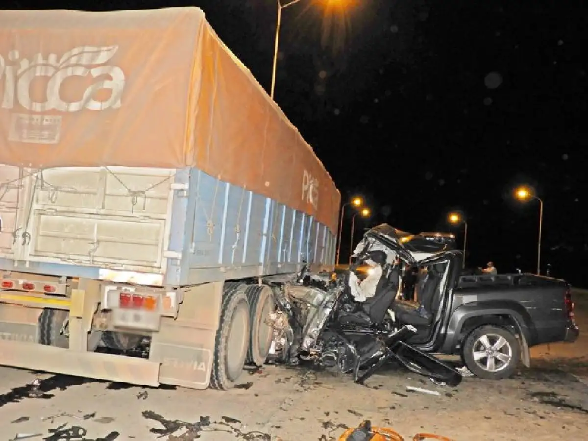 Violento choche entre un auto y un camión deja un herido en el cruce de rutas 13 y 66