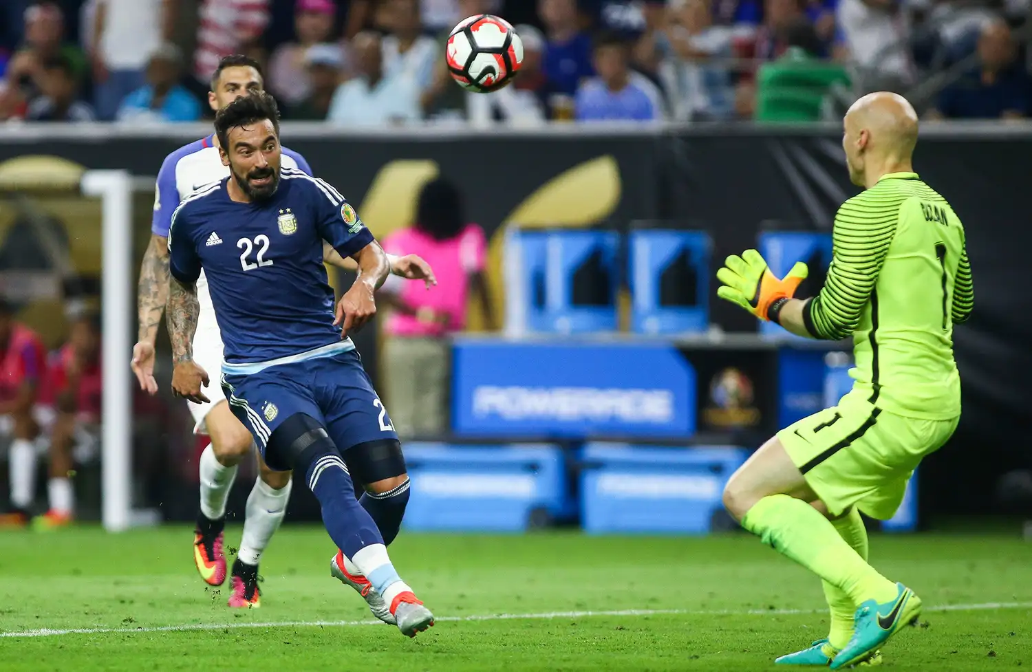 Lavezzi se fracturó el brazo y será operado