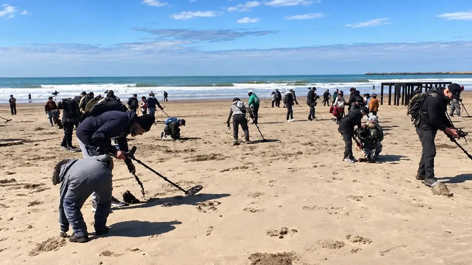 Playa Grande, a la caza del tesoro: más de 300 detectoristas coparon la arena