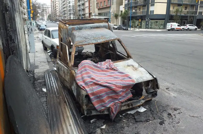 Incendiaron la camioneta donde vivía y quedó sin nada
