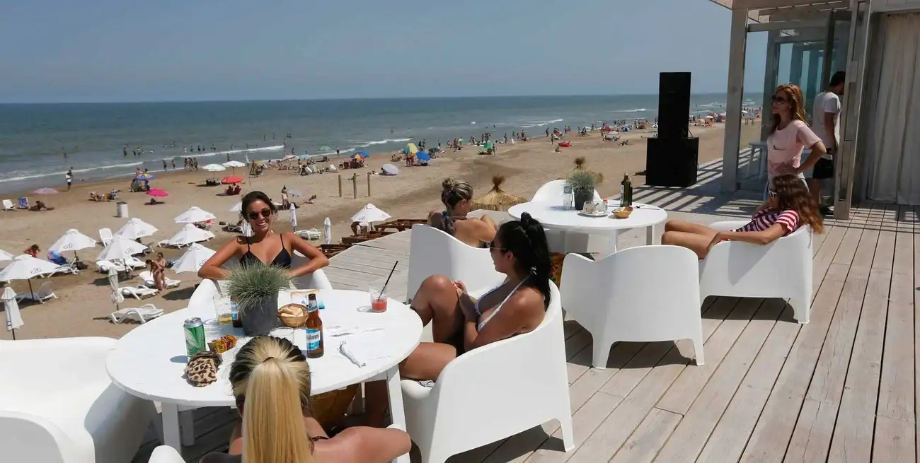 "Un hotel en Pinamar de 2 estrellas me cotizó $ 60.000 la habitación doble por noche. Una locura", dijo un operador turístico consultado.