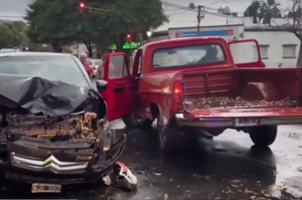 Impactante accidente en Av. Facundo Zuviría entre una camioneta y un auto