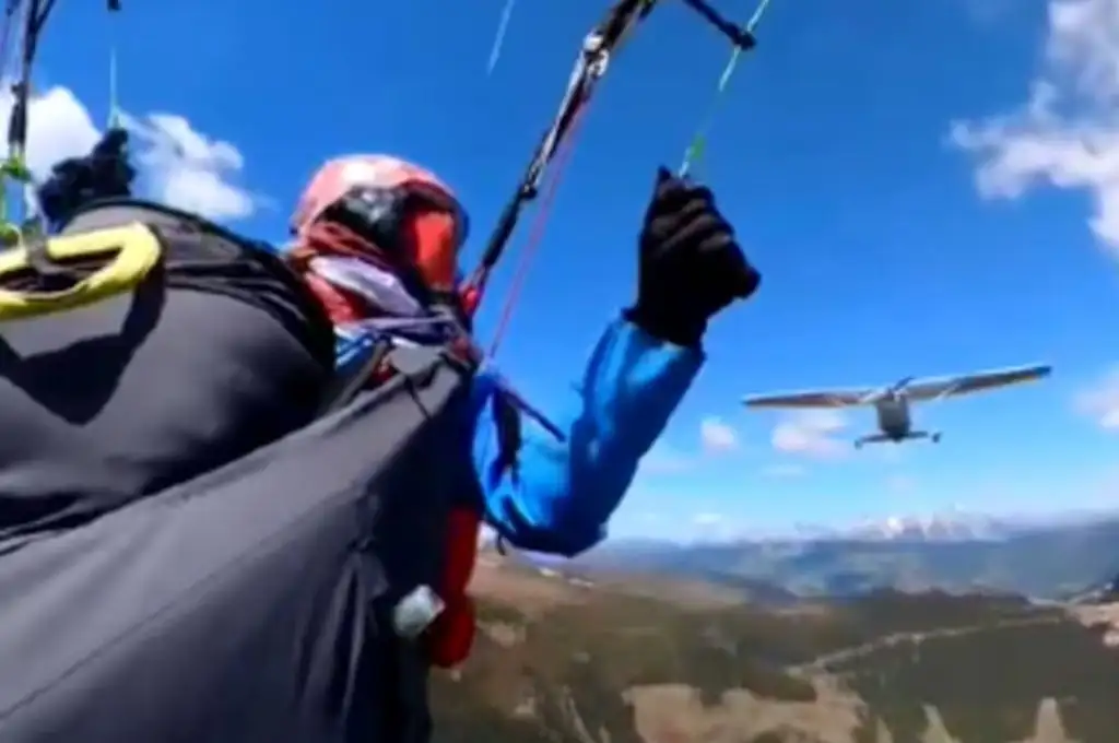 Una avioneta choca un parapente