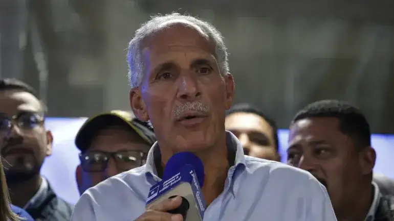 El candidato presidencial hondureño del Partido Nacional, Nasry Asfura, pronuncia un discurso mientras espera el resultado de las elecciones presidenciales en Tegucigalpa el 30 de noviembre de 2025 [AFP]