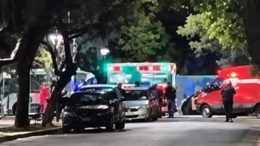 El hecho tuvo lugar en la cancha de una plaza ubicada en Condarco al 5200, donde la víctima de 15 años murió antes de poder ser trasladada a un hospital.