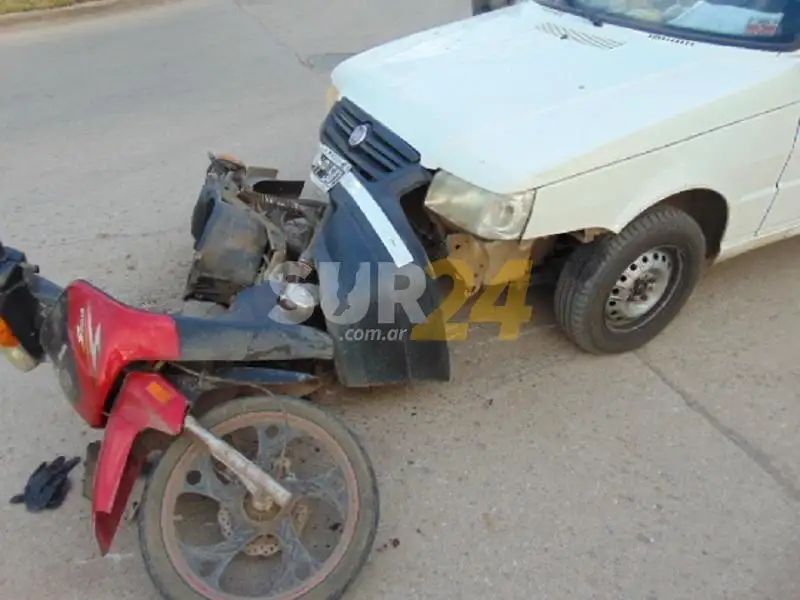 Violento choque entre utilitario y moto con una persona hospitalizada 
