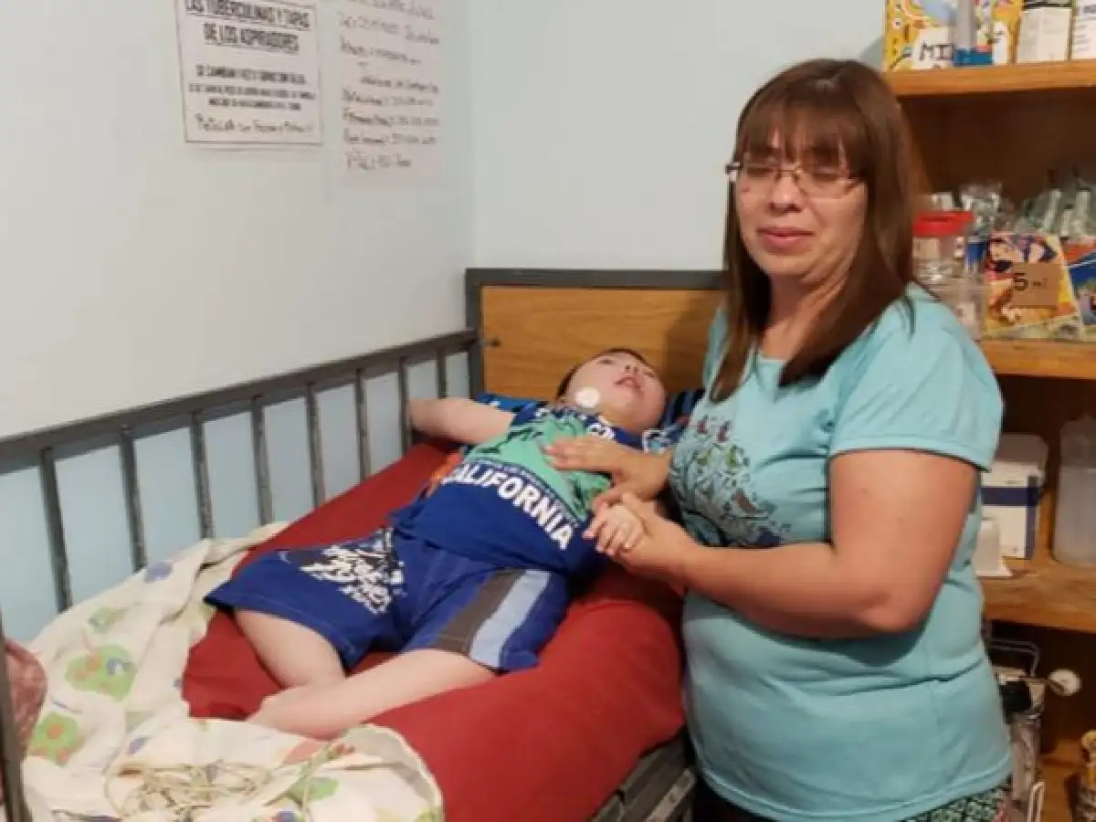 Córdoba: adoptaron dos niños electrodependientes y juntan tapitas para cubrir sus gastos
