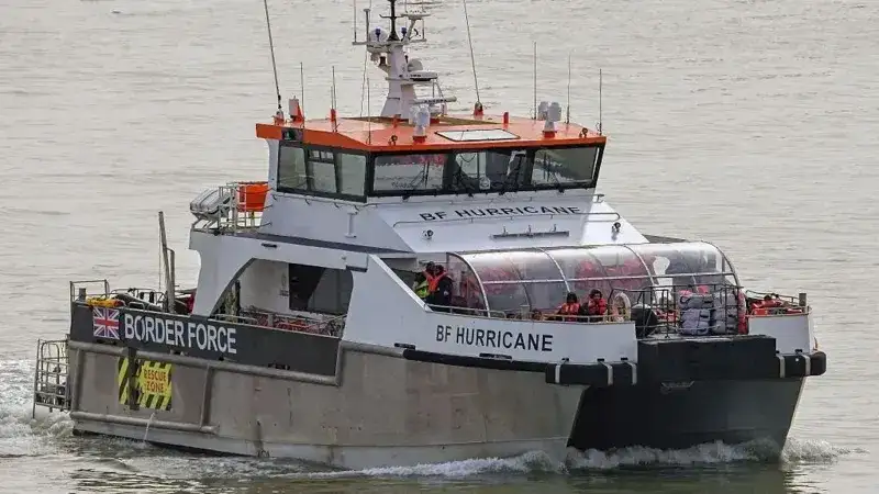 Miembros de la Guardia Fronteriza escoltando a migrantes al Reino Unido tras ser rescatados en el Canal de la Mancha en marzo (Getty Images)