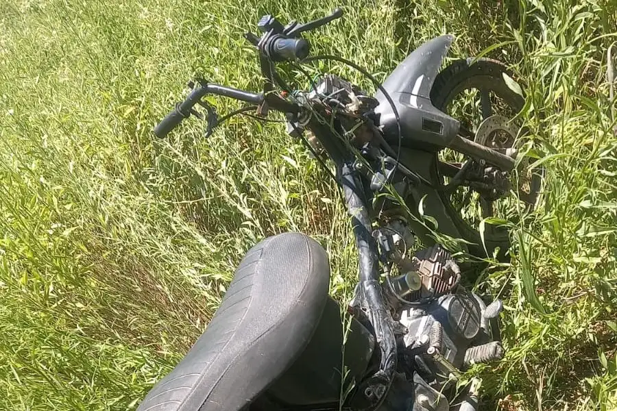 La moto fue abandona por un hombre en un terreno