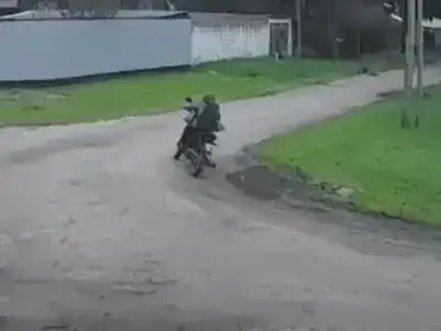 La mujer quedó tendida en el lugar y debió ser asistida a raíz de las lesiones sufridas durante el violento robo.
