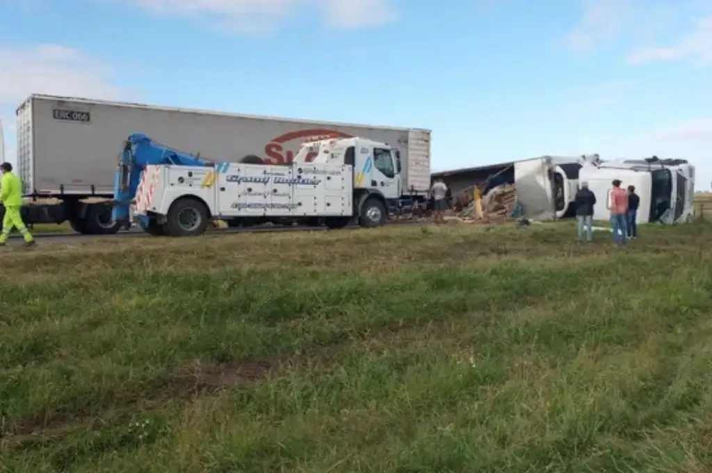 Vuelco de un camión en autopista Rosario-Córdoba