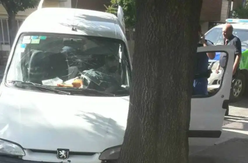 Un conductor alcoholizado terminó estrellado contra un árbol