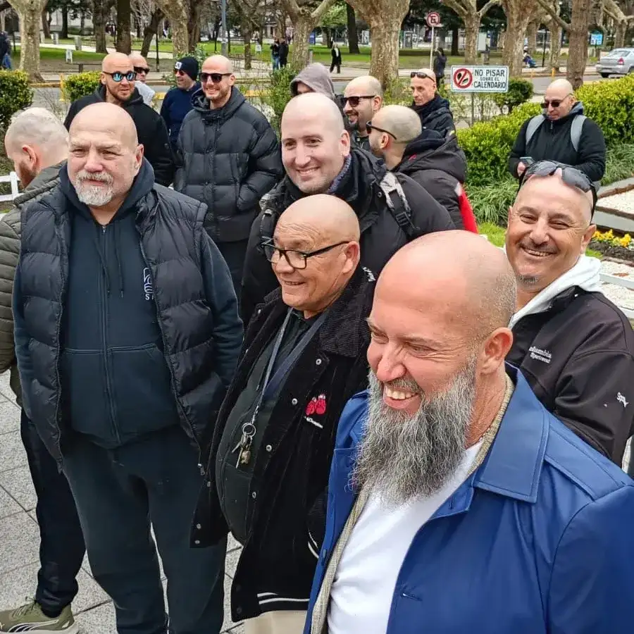 Una tarde a puro brillo: pelados protagonizaron una particular juntada en la ciudad