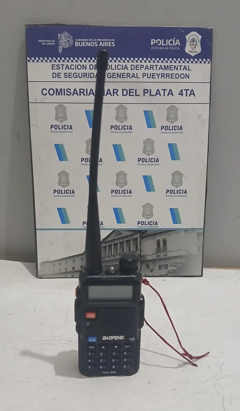 Lo atraparon tras robar una mochila de una camioneta y descartar un handy