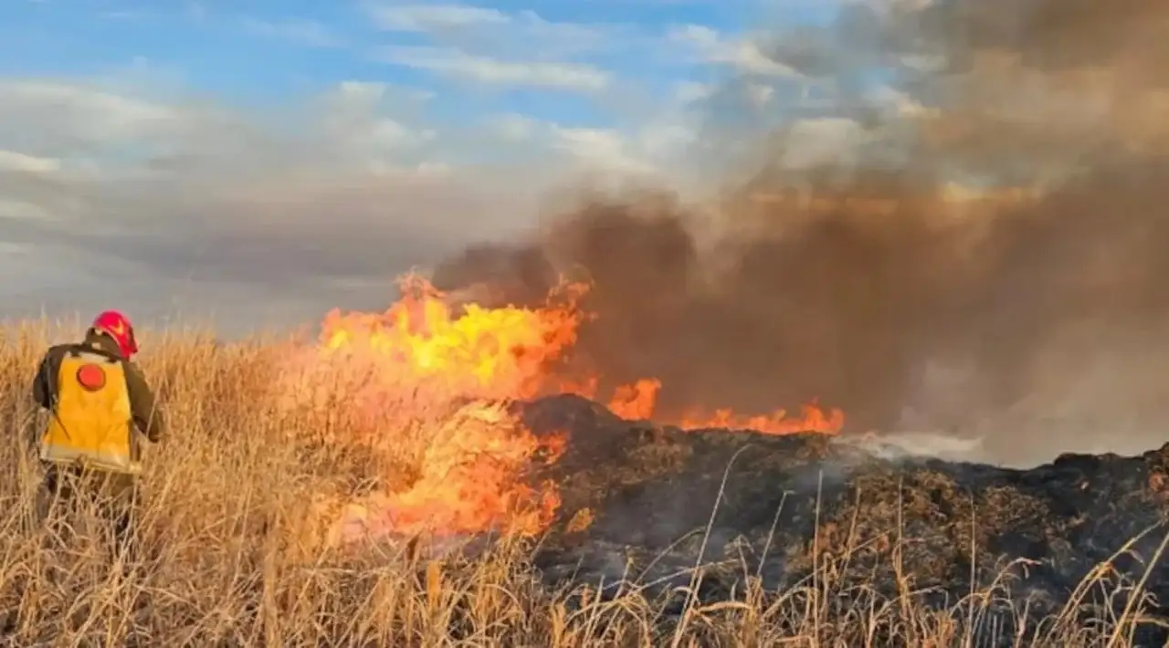 Sigue activo el incendio en Estancia La Paz.