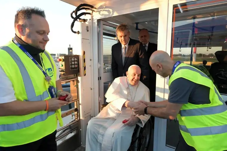 En silla de ruedas: así se mostro el papa Francisco en su arribó a Kazajistán
