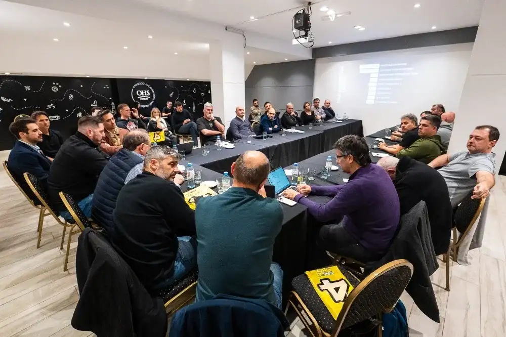 Mesa Directiva de la Asociación de Clubes y autoridades de clubes en la reunión.