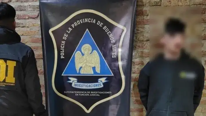 Este es el sujeto que fue aprehendido por los investigadores policiales.