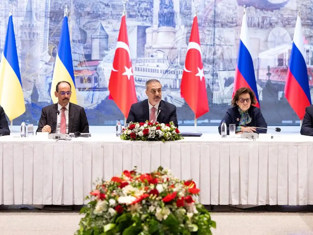 En el primer encuentro directo desde 2022, delegaciones de ambos países discuten la posibilidad de un cara a cara entre Putin y Zelenski.