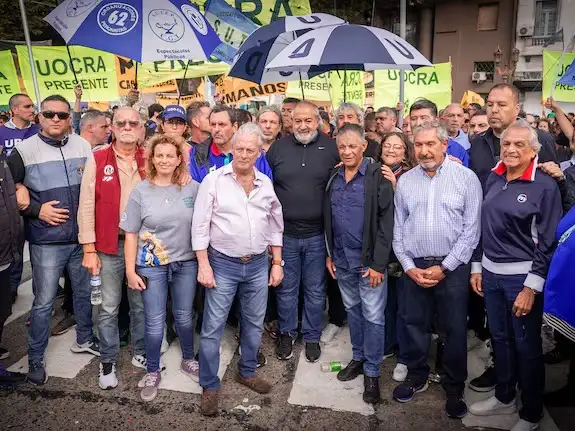 Héctor Daer junto al secretario regional de Camioneros de Tres de Febrero y San Martín, Octavio Argüello (der.) y Andrés Rodríguez, secretario general nacional de la Unión de Personal Civil de la Nación (UPCN) y secretario general adjunto de la CGT.