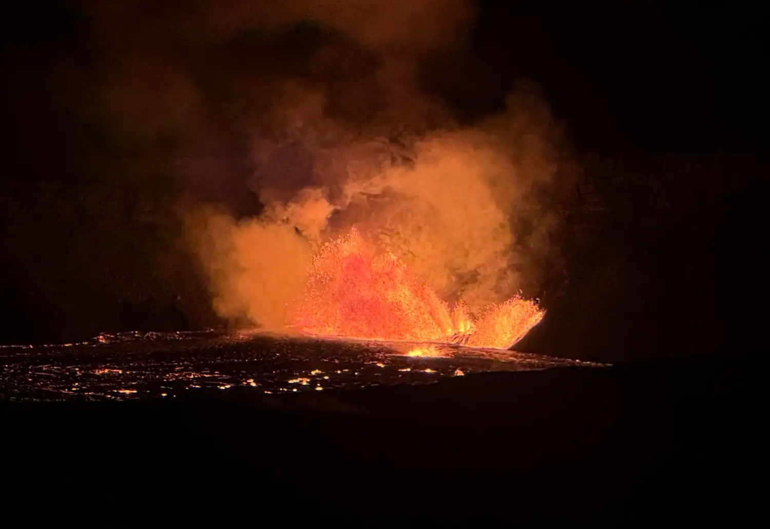 El derrame de magma comenzó este lunes pasadas las 9 de Argentina y hay alerta naranja.