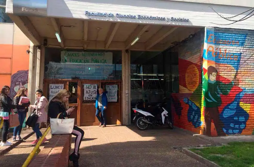 Estudiantes universitarios organizan colecta solidaria
