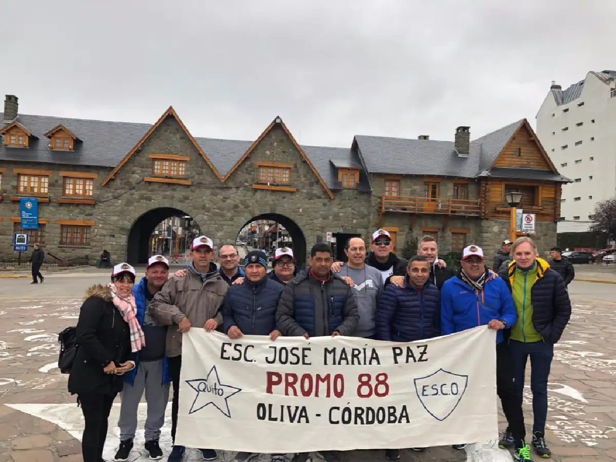 Hicieron el viaje de egresados 30 años después y les robaron 