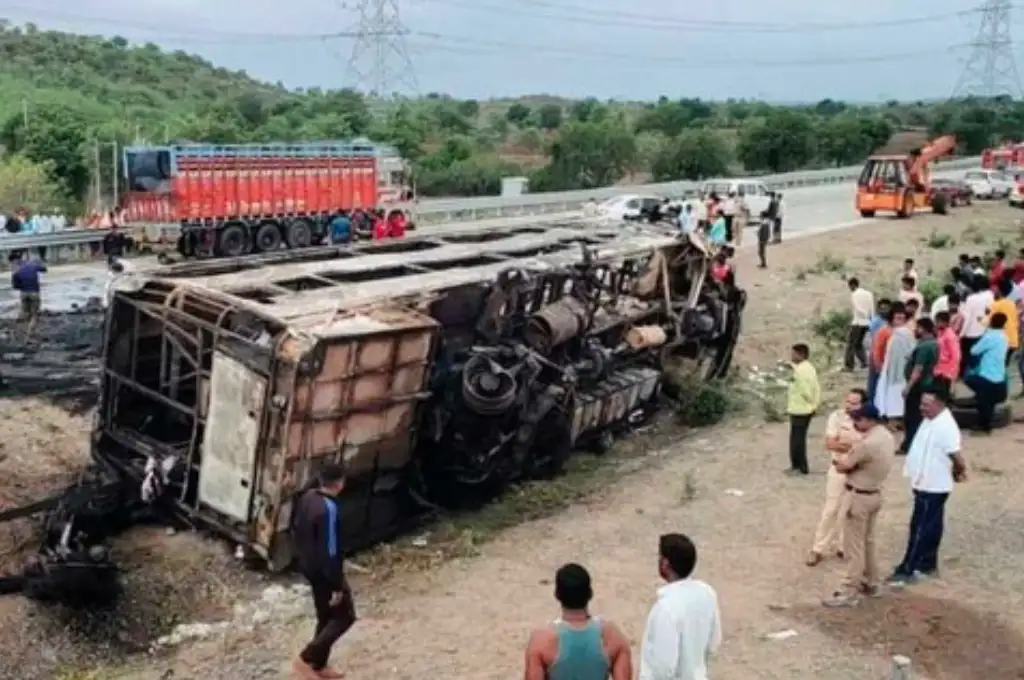 Un colectivo chocó contra un poste, volcó y se prendió fuego en la India: hay al menos 25 muertos