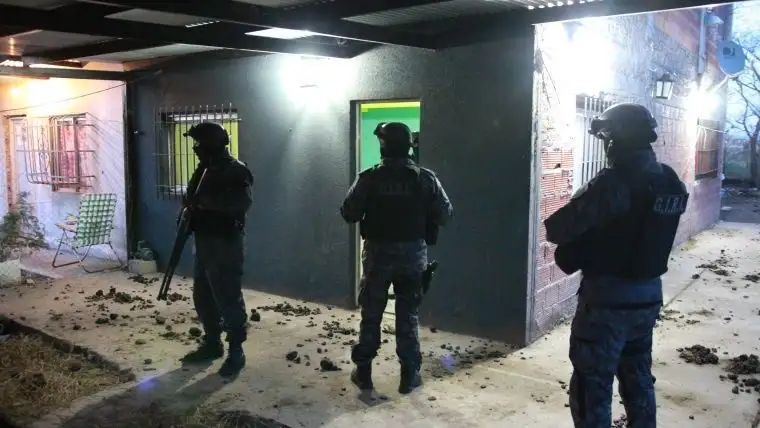Allanamientos en Granadero Baigorria: Armas, droga y siete detenidos