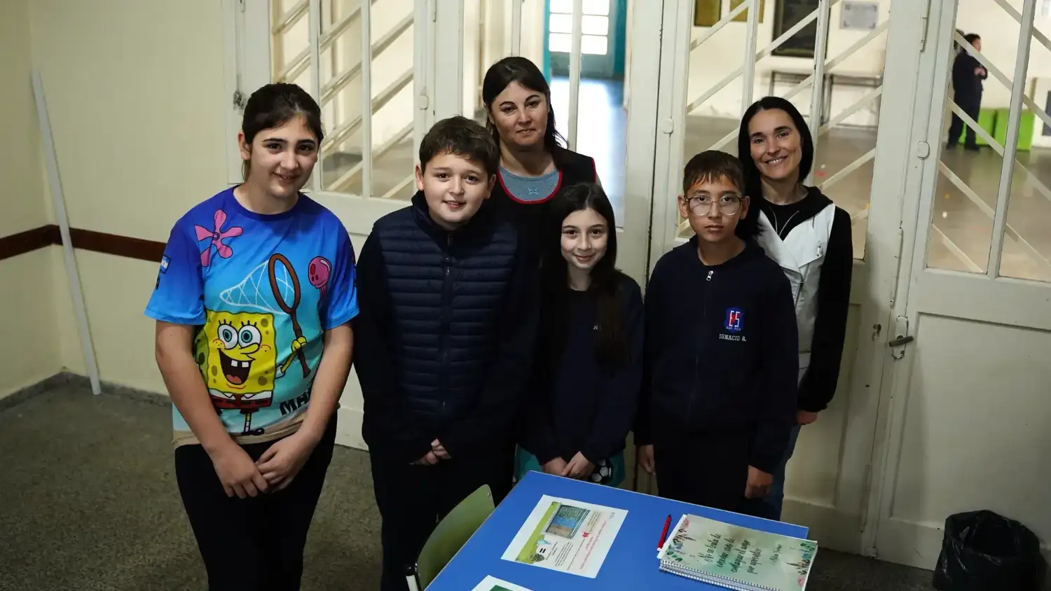 Alumnos de la Escuela Sarmiento por el proyecto "Cazadores de CO2" de la Feria de Ciencias 2