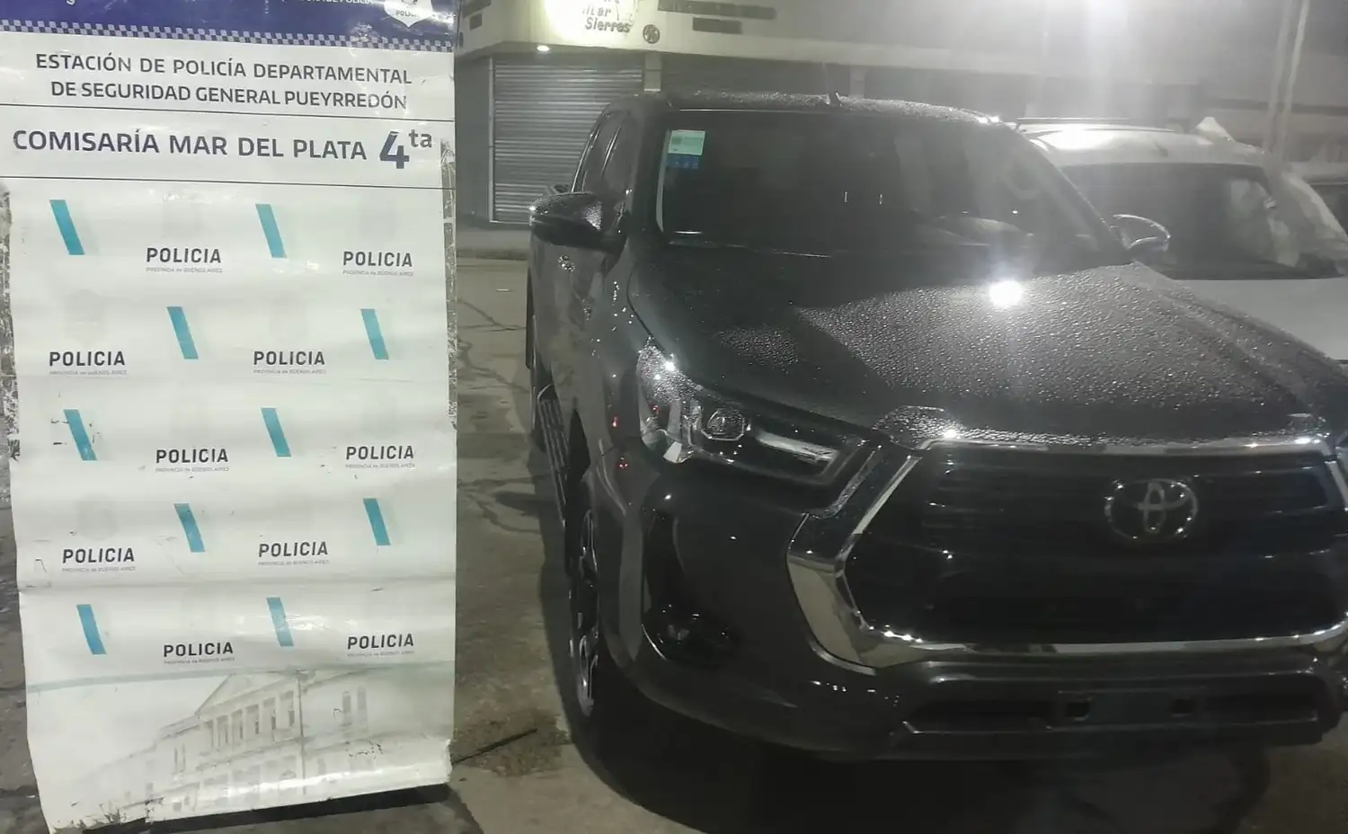 Durante la intervención, en inmediaciones de las avenidas Colón y Jara, los efectivos detectaron una Toyota Hilux que presentaba irregularidades en su identificación.