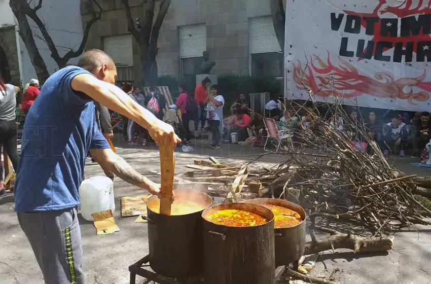 Organizaciones sociales cortan la calle frente a la Municipalidad