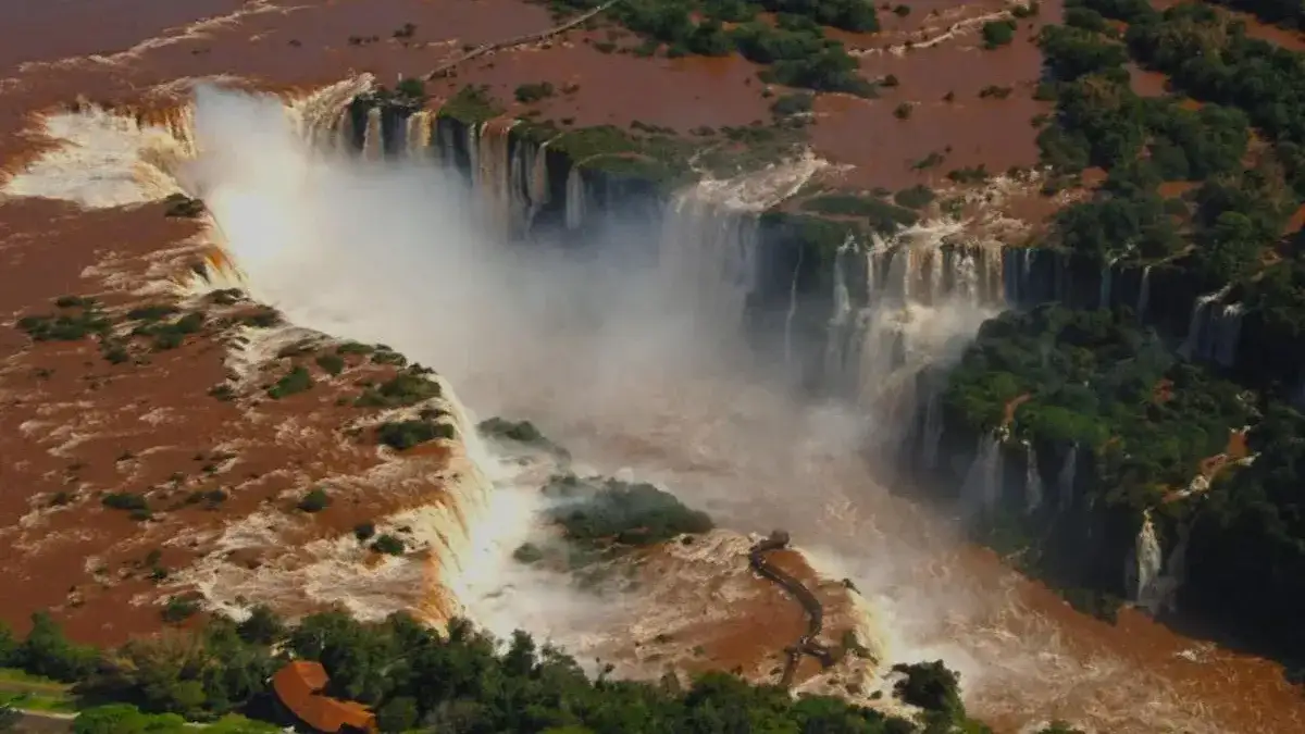 Cataratas del Iguazú: por la fuerte crecida cerraron el Parque Nacional