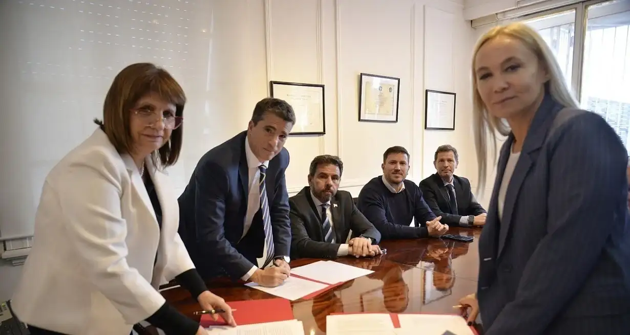 Bullrich, Allan y Vranicich, durante la firma del convenio. Foto: Gentileza