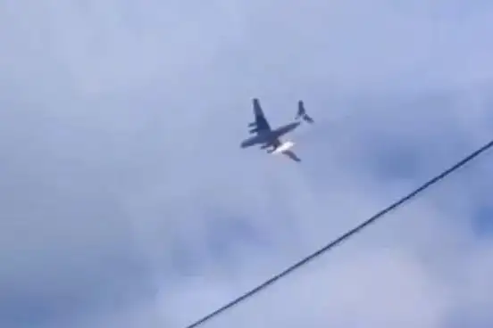 El Il-76 se precipitó contra la tierra en una zona boscosa.