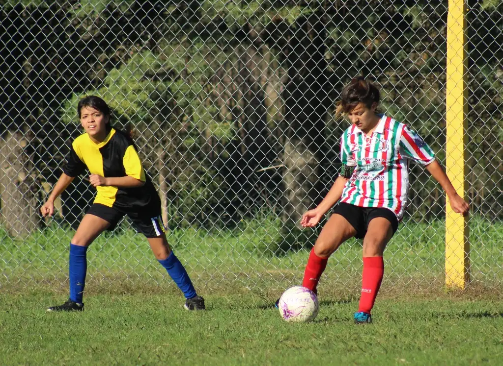 Urquiza goleó y alcanzó la cima