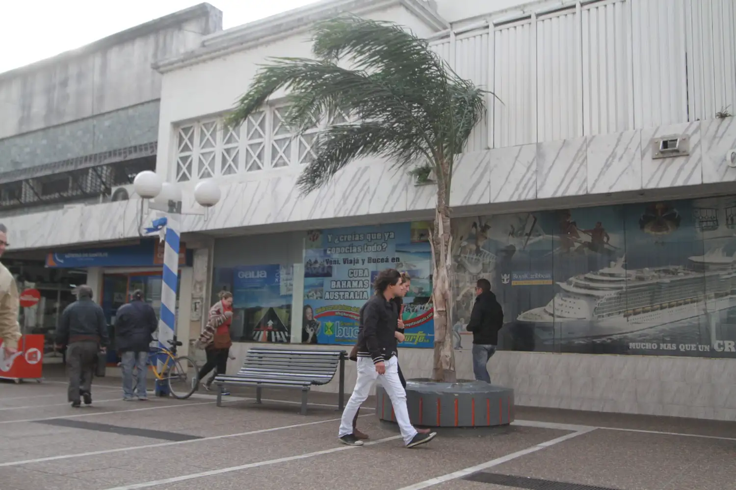 Viernes con fuertes ráfagas de viento en la ciudad de Santa Fe
