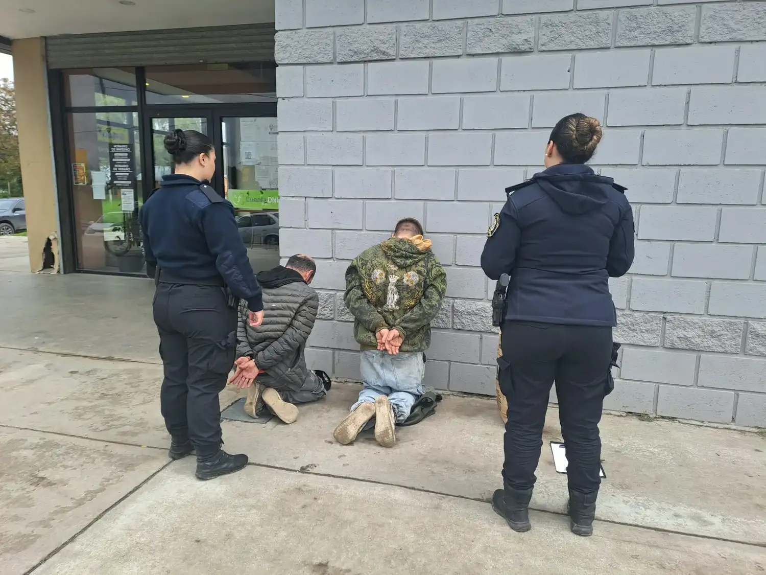 Rompieron una puerta y entraron a robar mientras una pareja dormía: dos aprehendidos