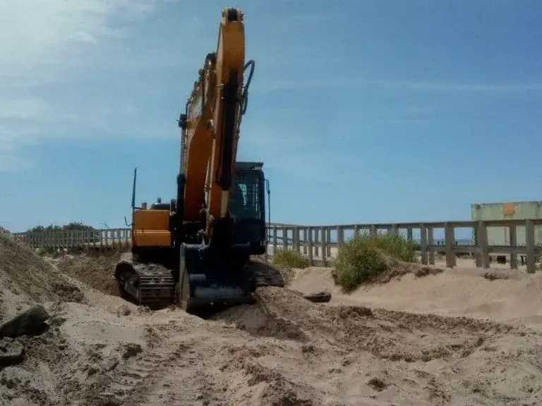 El Puerto cede arena acumulada para recuperar las playas de Punta Mogotes