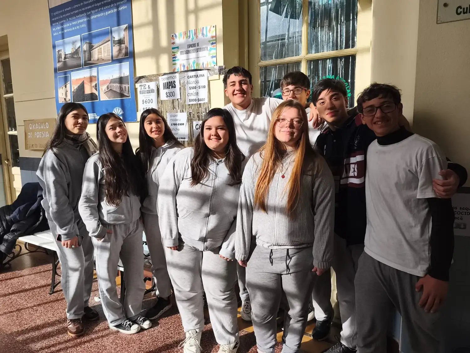 Integrantes de La Coopena organizan las impresiones y el funcionamiento diario de la cooperativa escolar.